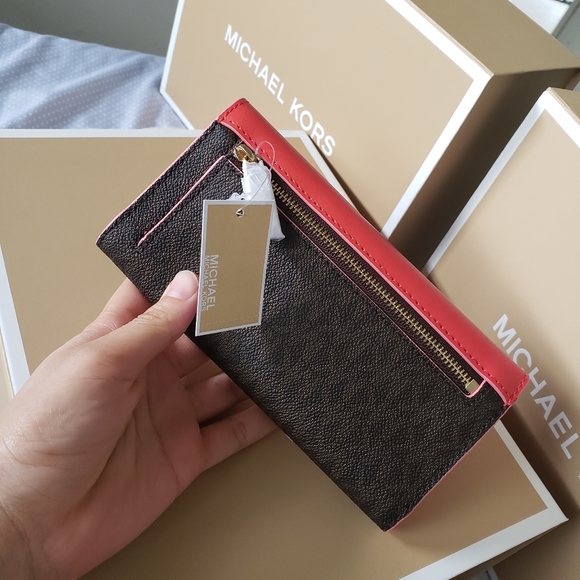 Michael Kors Envelop Wallet - Picture 3 of 4